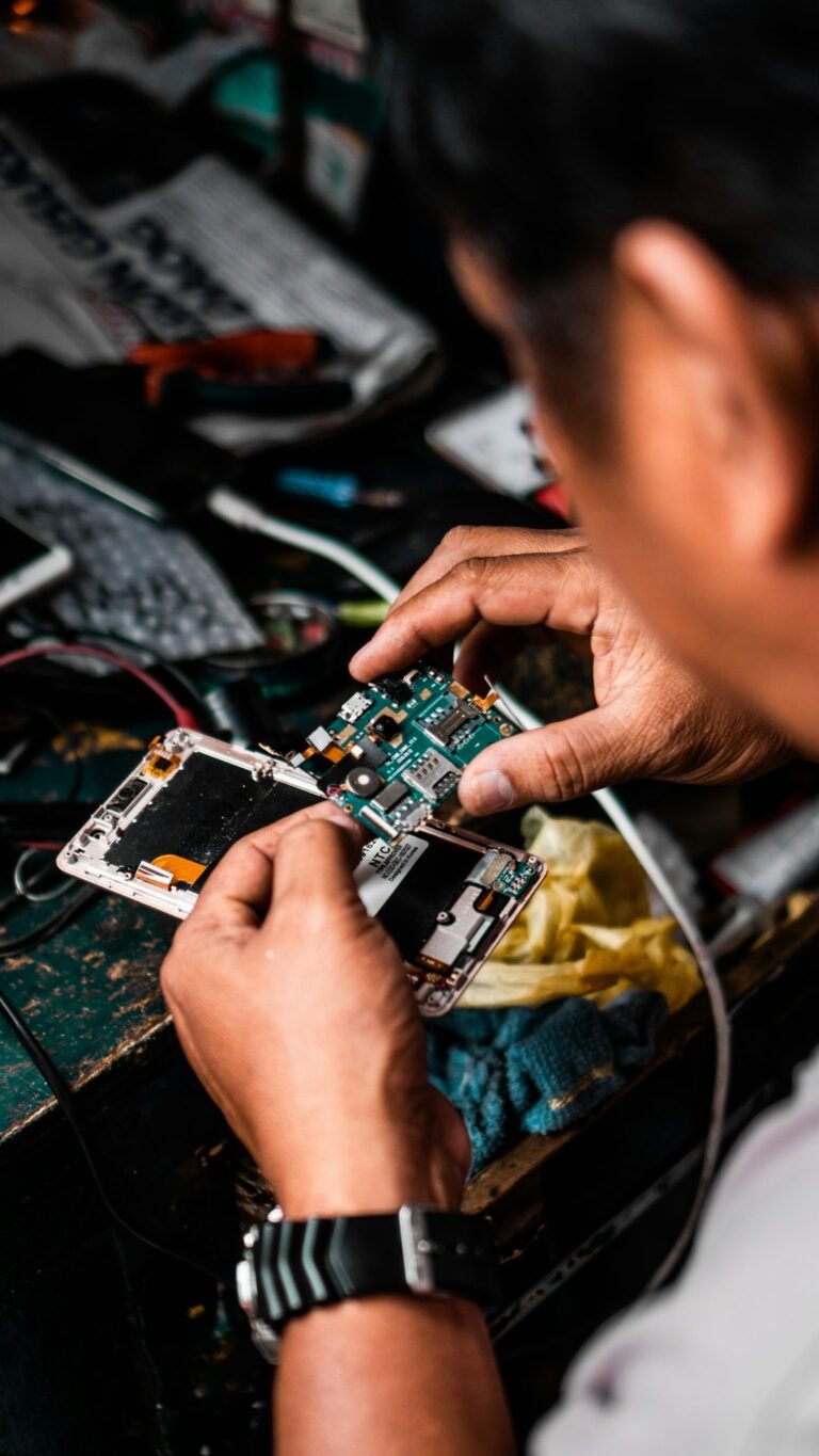 Technicien effectuant un diagnostic sur un smartphone Android