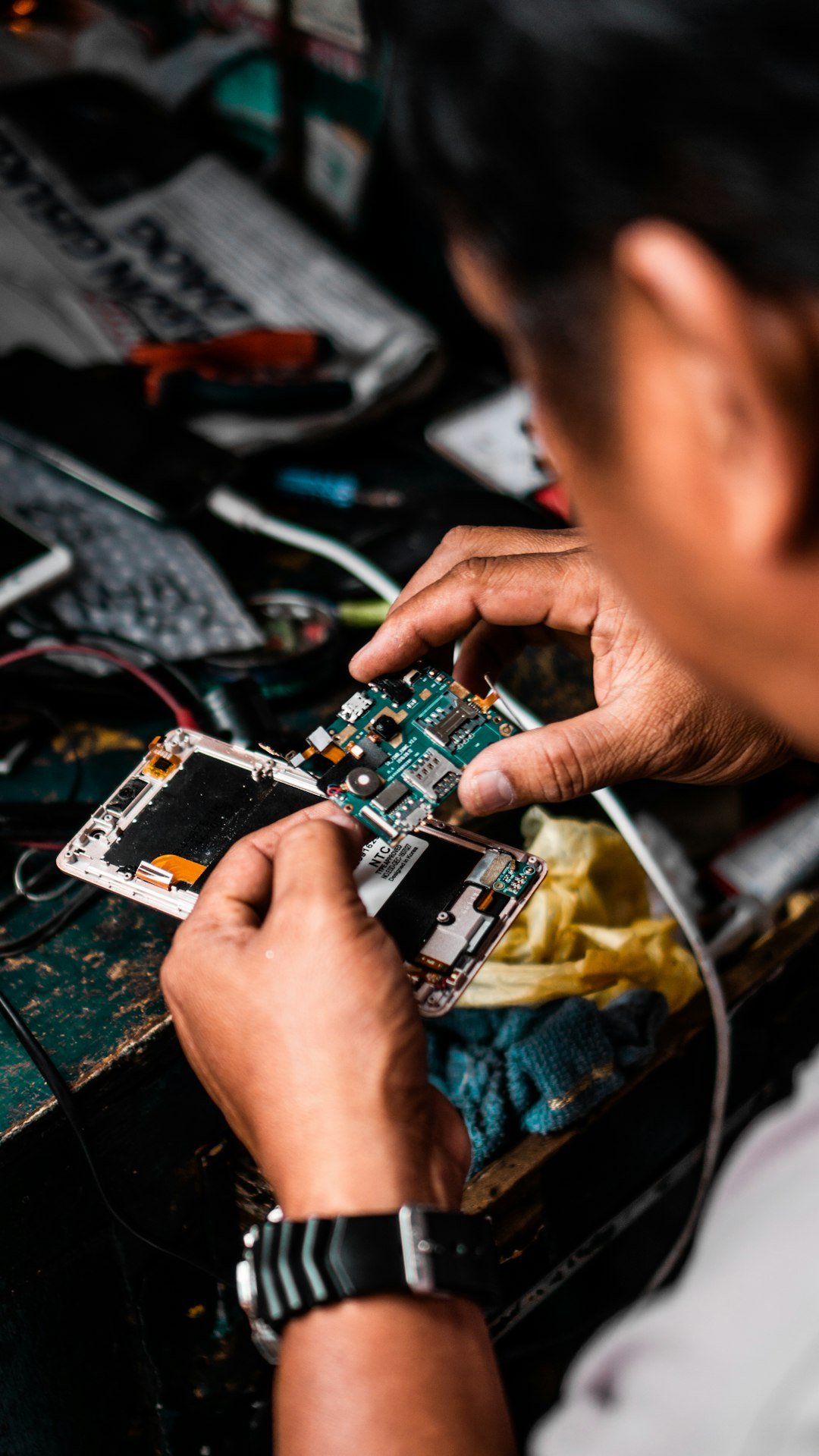 Technicien effectuant un diagnostic sur un smartphone Android