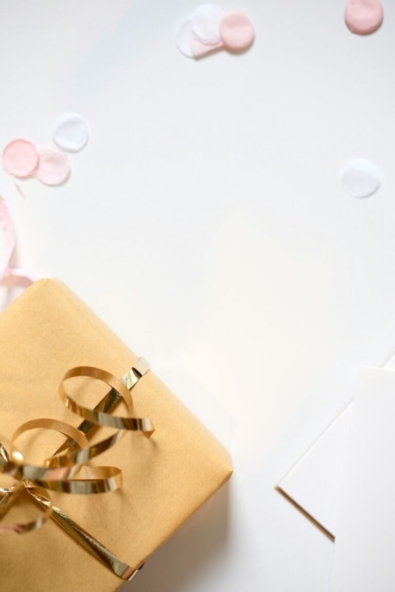 Cadeau emballé avec ruban doré et confettis, jeu concours
