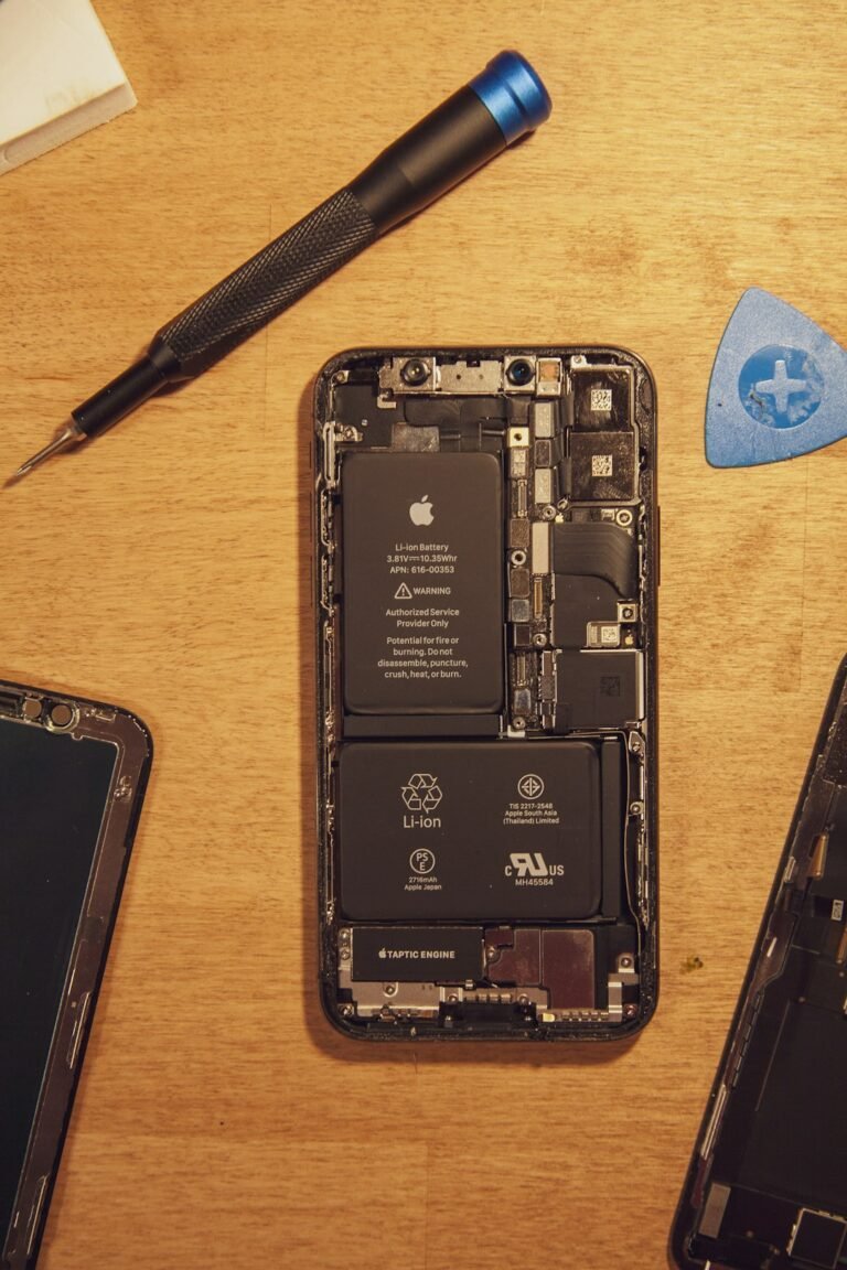 Smartphone noir posé sur une table en bois, protection d'écran