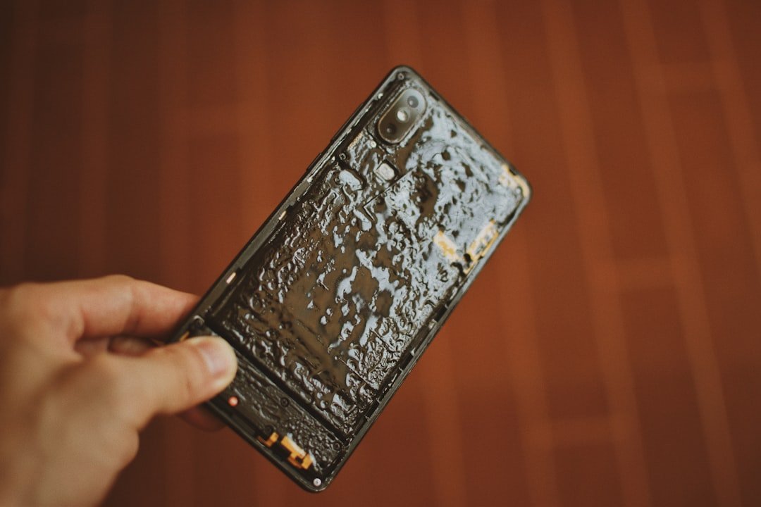 Personne tenant un smartphone en main après un contact avec de l'eau