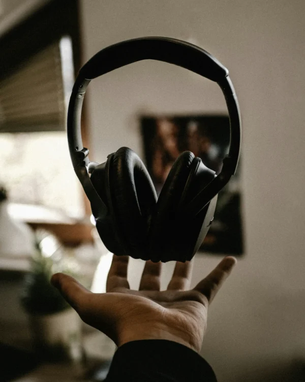 casque-audio-reduction-bruit-noir Casque Audio à Réduction de Bruit Noir