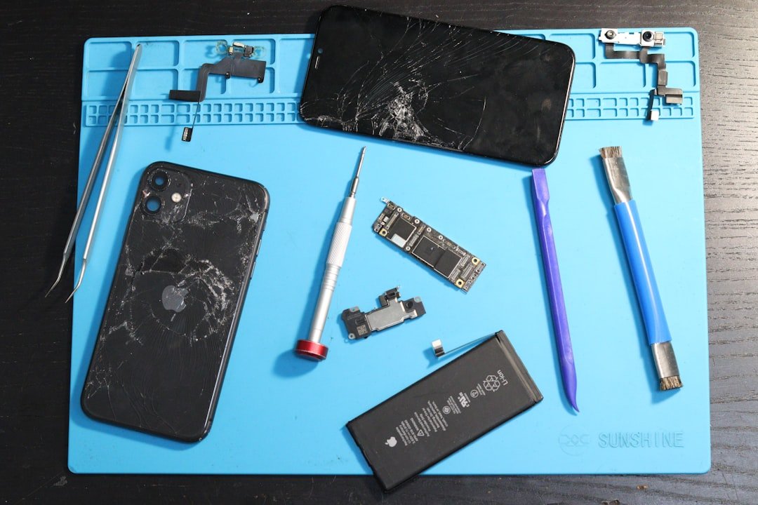 iPhone démonté avec outils de diagnostic de carte mère