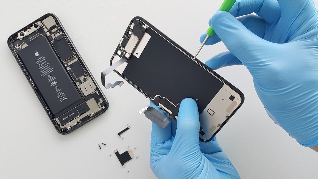 Technicien remplaçant la batterie d'un smartphone