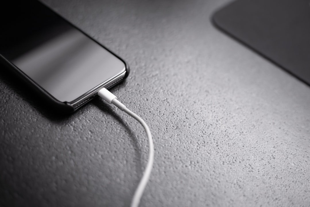 Câble de charge branché sur un smartphone