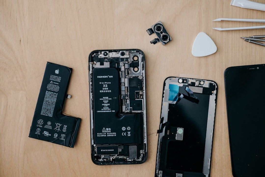 Technicien réparant un écran de smartphone cassé