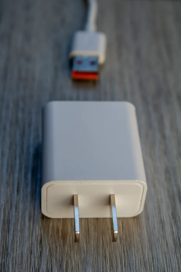 chargeur-secteur-cable-flou-bois